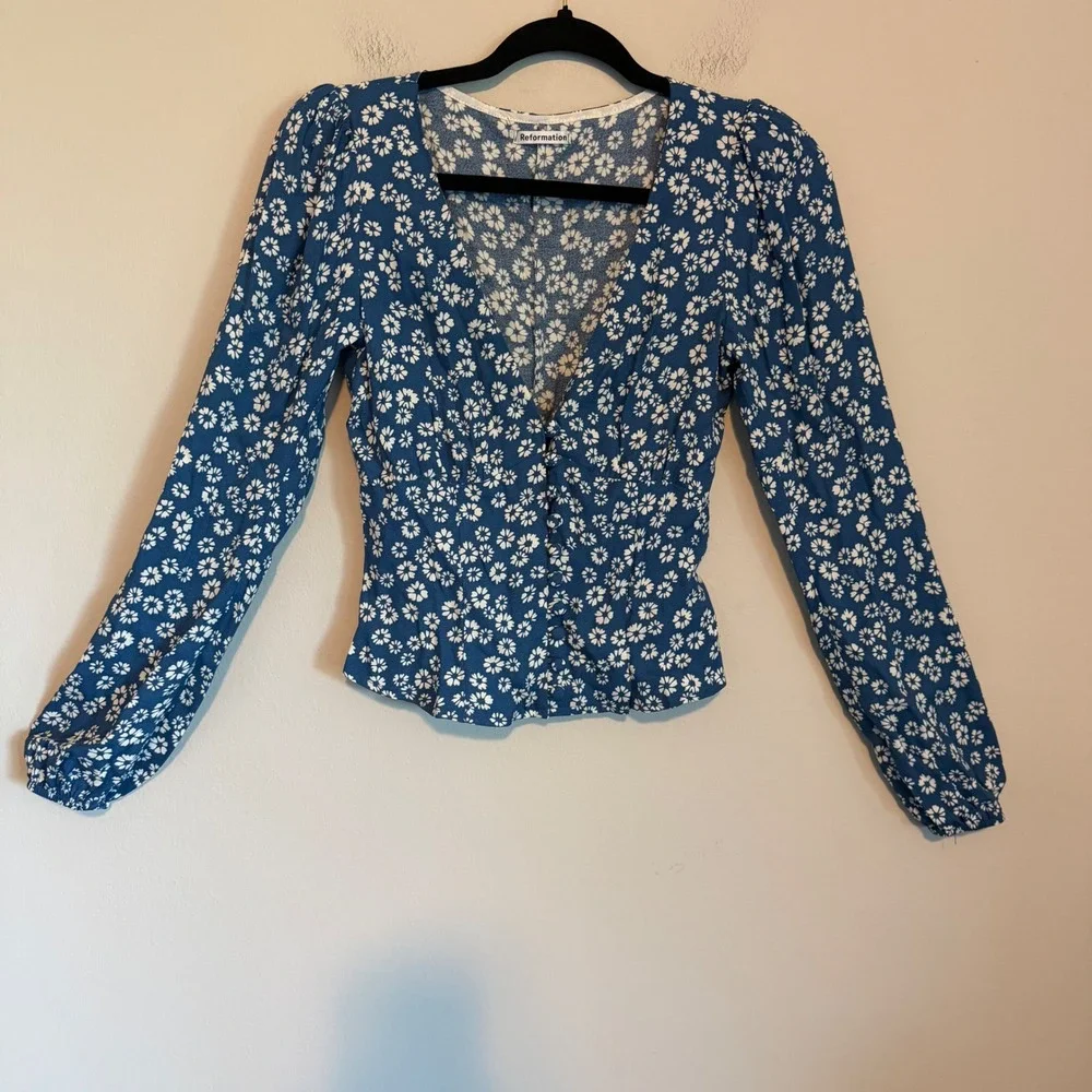 Reformation Nell Top blouse blue white daisy XS deep v puff sleeves feminine